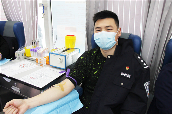 人民警察一心為民，捋袖捐血鐵血柔情——安康市公安局積極開(kāi)展冬季獻(xiàn)血活動(dòng)