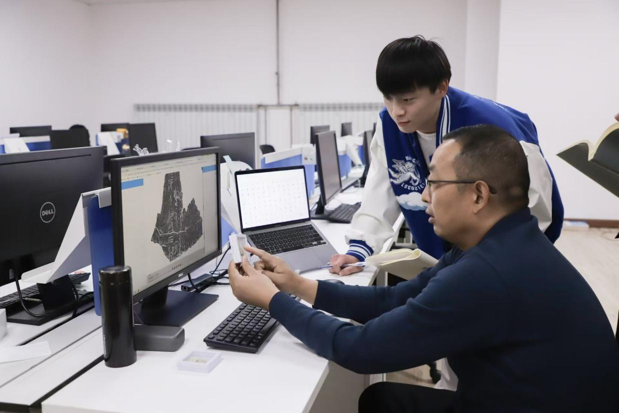 安陽(yáng)師范學(xué)院甲骨文信息處理教育部重點(diǎn)實(shí)驗(yàn)室，劉永革正在給學(xué)生講甲骨文。受訪者供圖