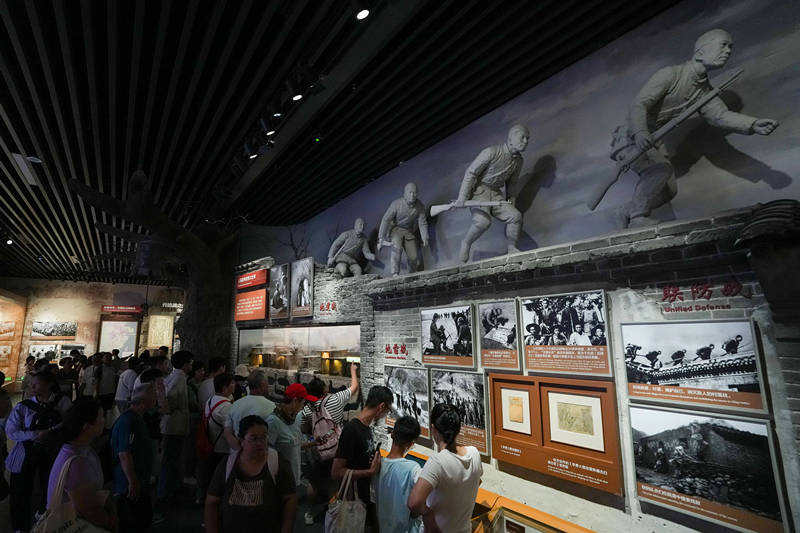 2025年7月8日，參觀者在中國人民抗日戰(zhàn)爭紀(jì)念館參觀《為了民族解放與世界和平》主題展覽。