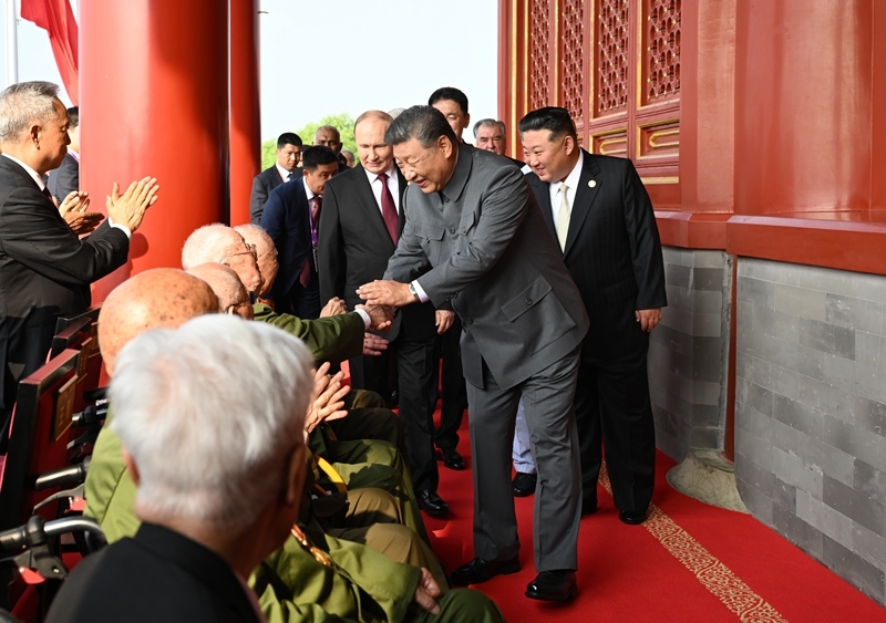 2025年9月3日，習(xí)近平總書記同抗戰(zhàn)老戰(zhàn)士老同志代表親切握手，向他們表示崇高敬意。