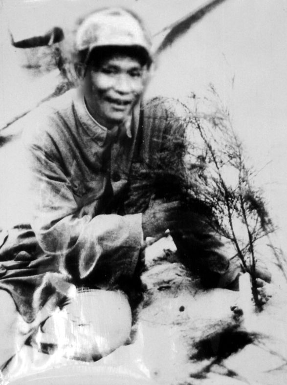 谷文昌與試種成活的木麻黃（資料照片）。