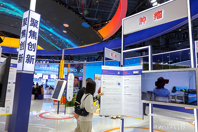 2025年11月9日，上海，第八屆進博會（醫(yī)療器械及醫(yī)藥保健展區(qū)）。