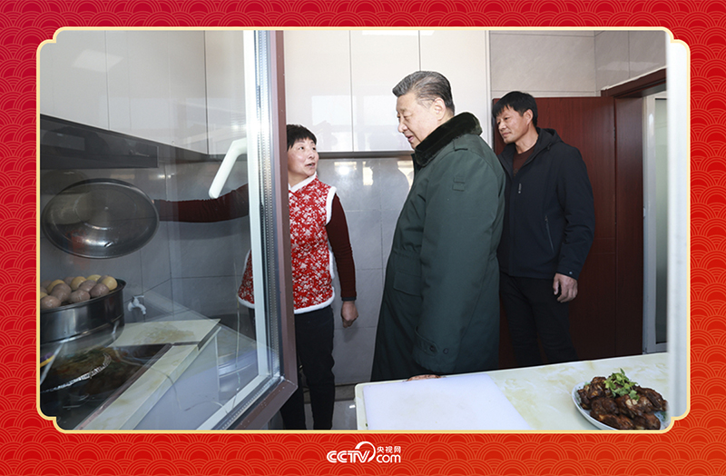 2025年春節(jié)前夕，習近平總書記在遼寧葫蘆島市綏中縣明水滿族鄉(xiāng)祝家溝村考察時，走進村民朱西存家看望。