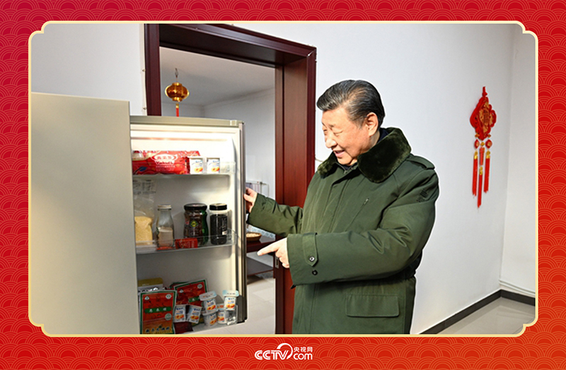 2024年春節(jié)前夕，習近平總書記在天津第六埠村考察時，走進村民杜洪剛家看望。