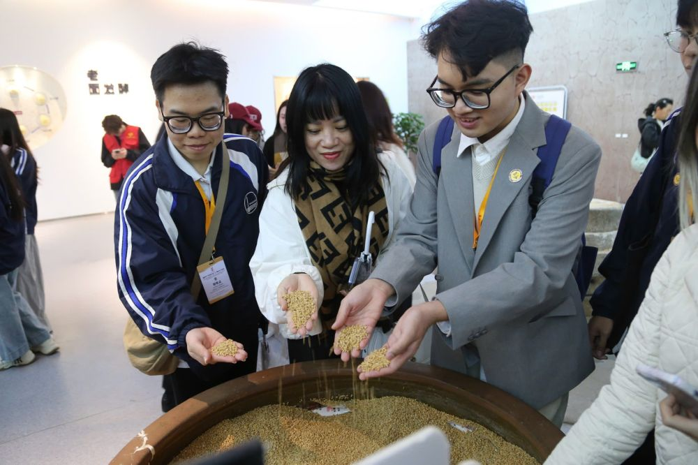 2026年3月30日，參加“紅色研學(xué)之旅”的越南青年在河北參觀新農(nóng)村建設(shè)。