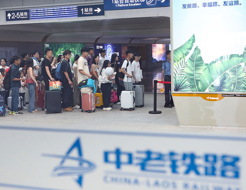 在云南景洪市的中老鐵路西雙版納站，旅客有序進(jìn)入站臺乘車（2023年10月5日攝）。