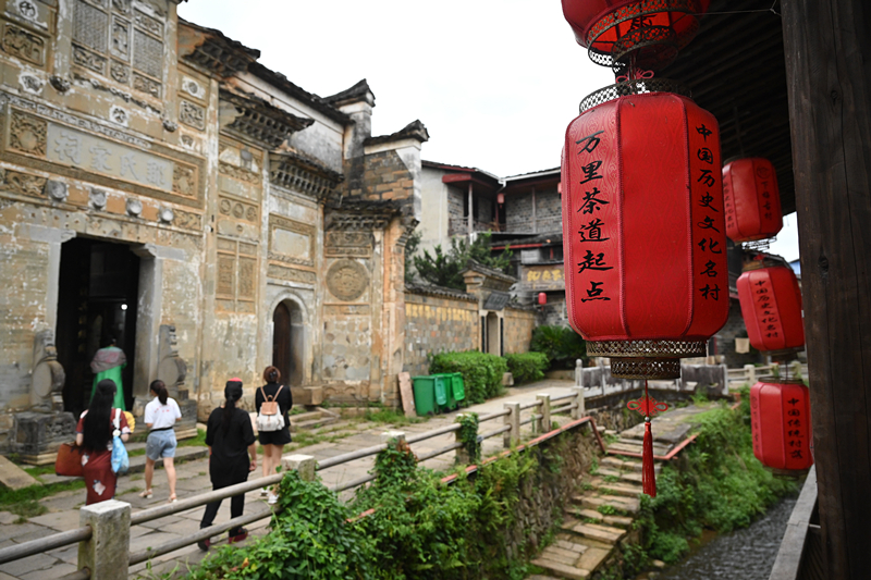 2023年9月5日，游客在福建武夷山下梅村參觀。