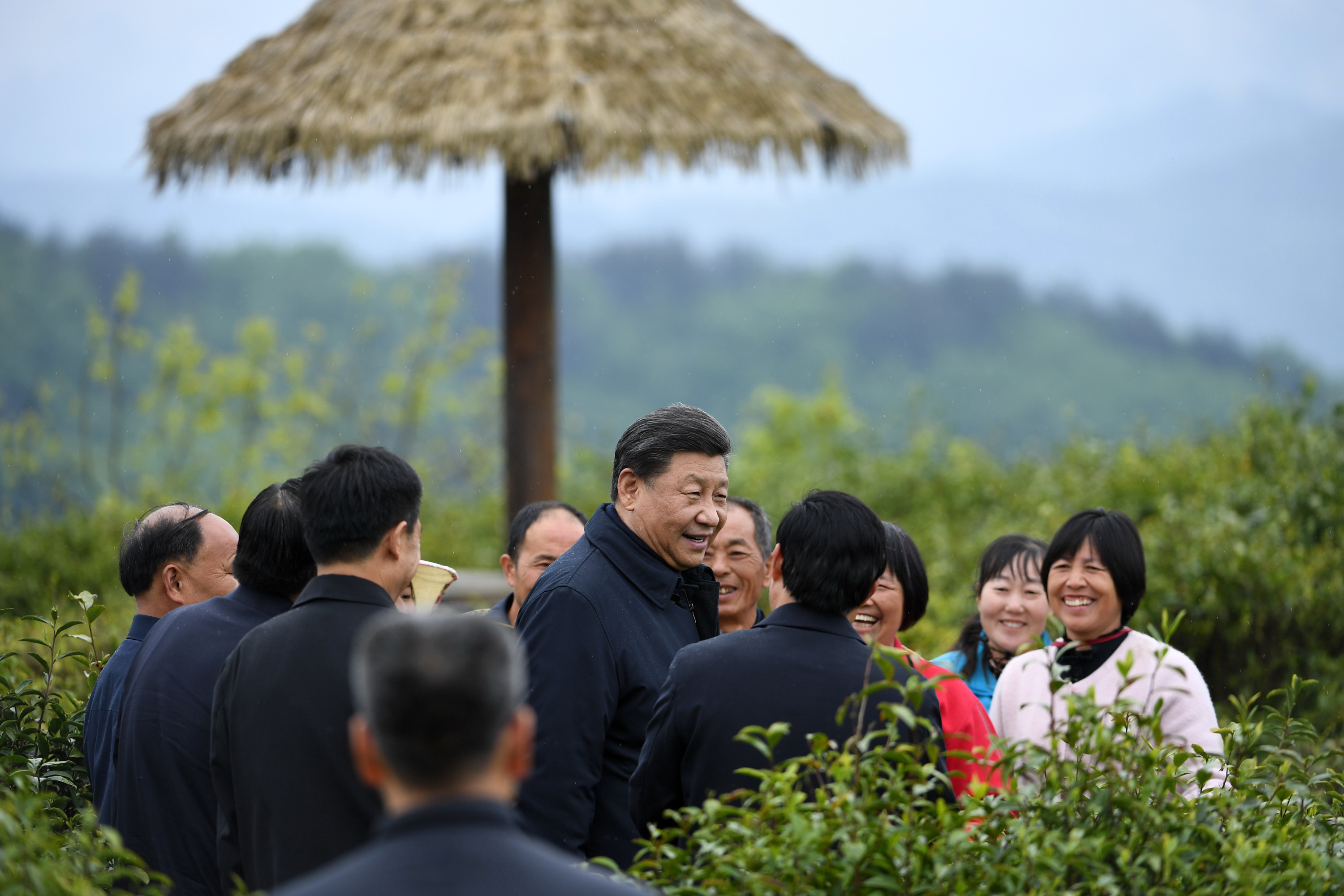2020年4月21日，習近平在安康市平利縣老縣鎮(zhèn)蔣家坪村女媧鳳凰茶業(yè)現(xiàn)代示范園區(qū)，同茶農(nóng)們親切交談。
