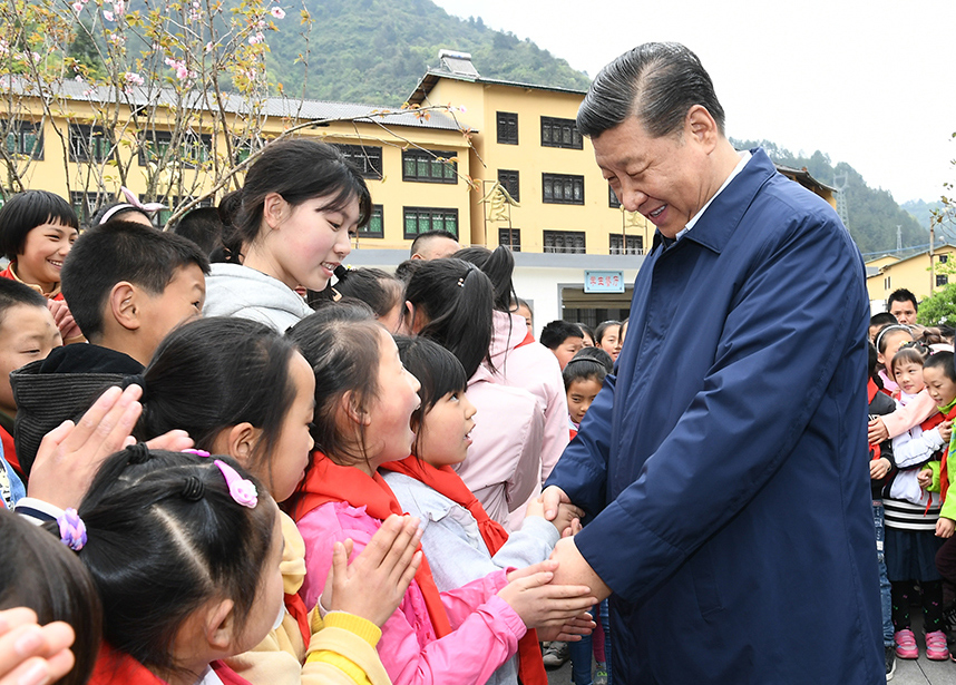 2019年4月15日下午，習(xí)近平總書記在重慶石柱土家族自治縣中益鄉(xiāng)小學(xué)同學(xué)生們親切交談，詢問他們學(xué)習(xí)和生活情況。
