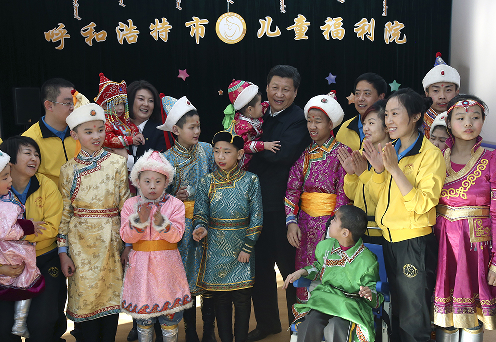 2014年1月28日，習(xí)近平總書記來到呼和浩特市兒童福利院看望孩子們。